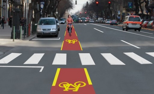Helyet cserél a kerékpár- és a parkolósáv az Andrássy úton | kép forrása: www.bkk.hu
