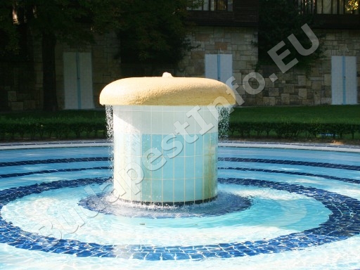 Csillaghegyi Strandfürdő - szökőkút a gyermekmedencében