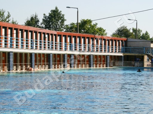 Csillaghegyi Strandfürdő - kabinsor a medence mellett