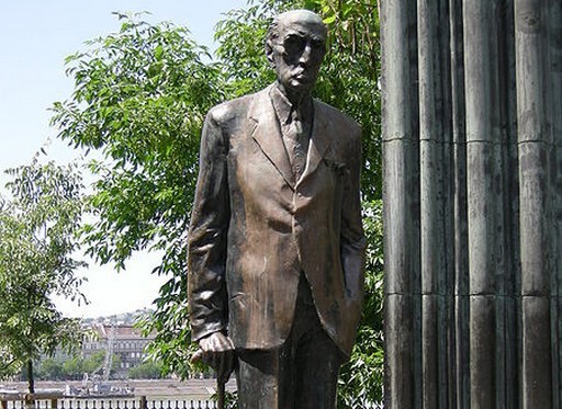 Döntött a Fővárosi Közgyűlés, megy a Kossuth térről a Károlyi-szobor | kép forrása: wikipedia.org