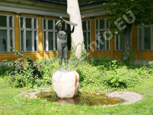 Király Gyógyfürdő - női szobor kis kerti tóval