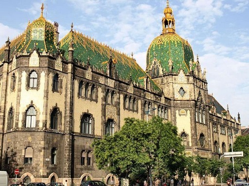 Segíti Ferencváros és Józsefváros lakóit az Iparművészeti Múzeum | kép forrása: wikipedia.org