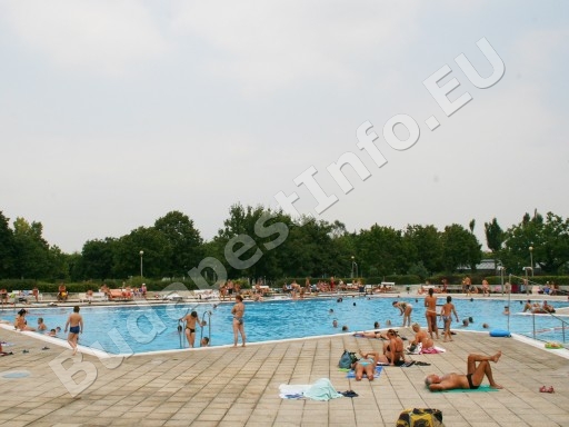 Paskál Strandfürdő - nagymedence és járóköves napozó