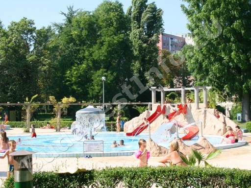 Pünkösdfürdői Strandfürdő - szökőkút a gyermekmedence közepén