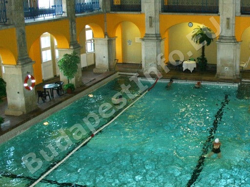 Rudas Gyógyfürdő - úszómedence a galériáról nézve