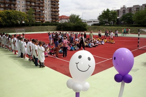 Új sportpálya várja az újpesti Bene Ferenc Általános Iskola diákjait