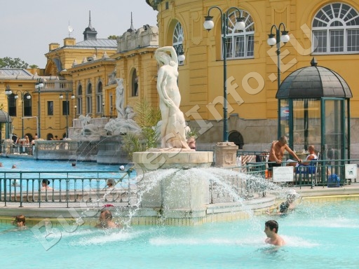 Széchenyi Gyógyfürdő és Uszoda - szobor szökőkúttal a pihenő medencében
