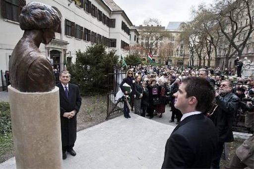 Felavatták Tormay Cécile szobrát Józsefvárosban | kép forrása: MTI