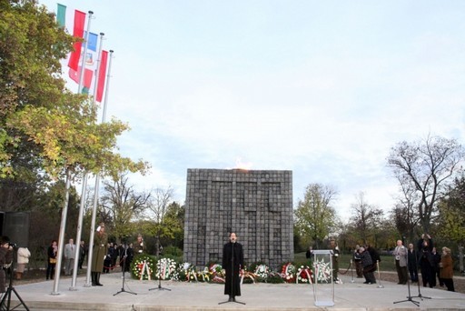 Név szerint tiszteleg a hősök előtt a XVIII. kerület 56-os emlékműve | kép forrása: www.bp18.hu
