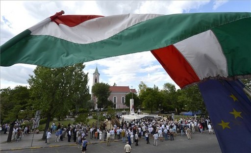 Ereklyés országzászlót avattak a csepeli Szent Imre téren | kép forrása: MTI / Illyés Tibor