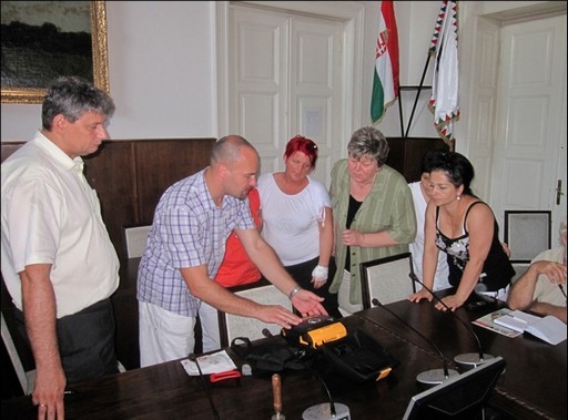 Defibrillátor került Kőbánya két meghatározó intézményébe | kép forrása: kobanya.hu