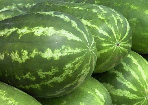 Őstermelők árulnak gyümölcsöt az albertfalvi templomkertben | kép forrása: wikipedia.org / Jack Keene