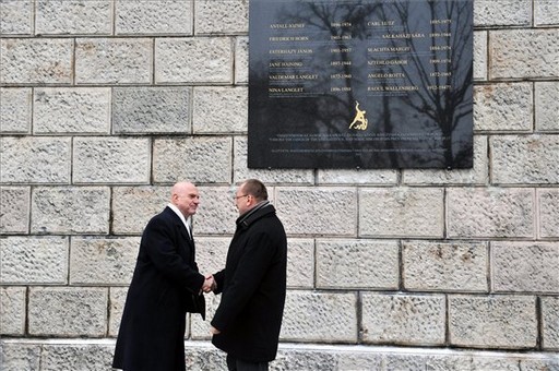 Holokauszt-emléktáblát avattak a budapesti Erzsébet hídnál | kép forrása: MTI/ Soós Lajos