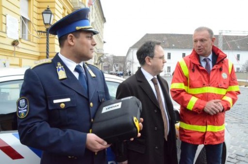 Defibrillátor került az óbudai rendőrség térfigyelő járőrautójába | kép forrása: www.obuda.hu