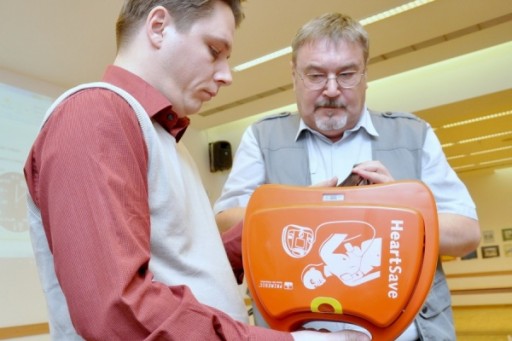 Beszélő defibrillátort helyeztek el a XXII. kerületi Klauzál Házban | kép forrása: www.bp22.hu / Soma