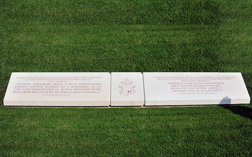 Emléktáblát helyeztek el a Hősök terén II. János Pál pápa tiszteletére | kép forrása: www.budapest.hu