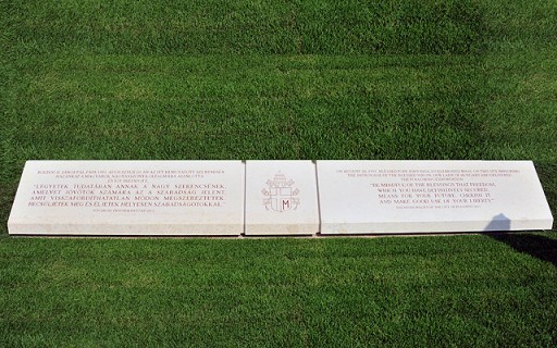 Emléktáblát helyeztek el a Hősök terén II. János Pál pápa tiszteletére | kép forrása: www.budapest.hu