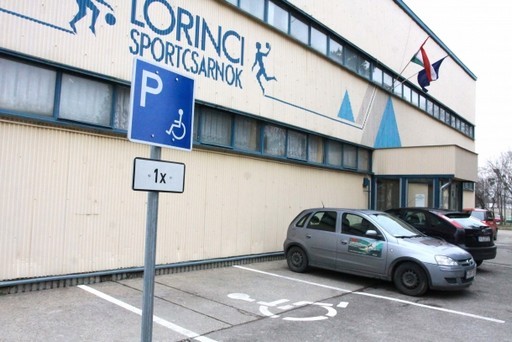 Kibővítették a Lőrinci Sportcsarnok előtti mozgáskorlátozott-parkolót