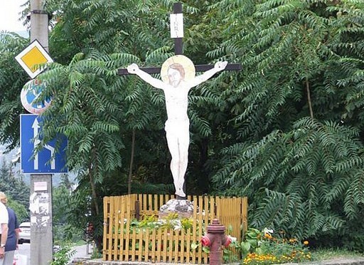 Elkészült a II. kerületi nevezetesség, a pléh Krisztus körüli kerítés