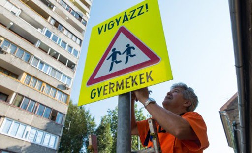 Egységes jelzőtáblákat helyez ki a BKK Józsefvárosban | kép forrása: www.jozsefvaros.hu