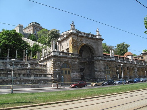 Közlekedési fejlesztés is kapcsolódik a Várbazár felújításához | kép forrása: wikipedia.org / Dezidor