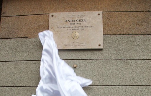 Emléktáblát kapott Anda Géza zongoraművész egykori budai lakóhelyén | kép forrása: www.hegyvidek.hu