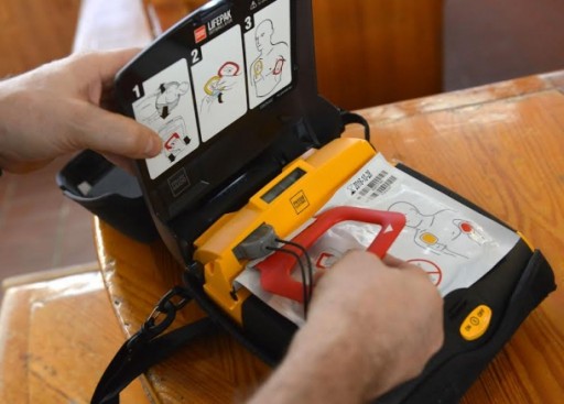 Minden XVIII. kerületi uszodába került egy defibrillátor | kép forrása: www.bp18.hu