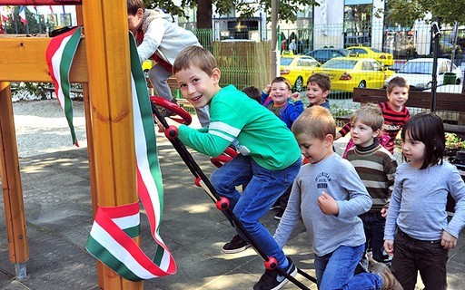 Tarlós István átadta az Erzsébet tér felújított játszóterét | kép forrása: www.budapest.hu / Majtényi Mihály