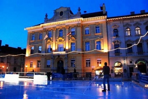 Ingyenes jégpálya az óbudai Fő téren | kép forrása: www.obuda.hu