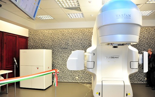Új eszköz az Országos Onkológiai Intézet Sugárterápiás Központjában | kép forrása: www.budapest.hu / Majtényi Mihály