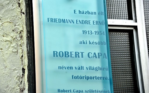 Robert Capa-emléktáblát avattak Budapesten | kép forrása: www.budapest.hu / Majtényi Mihály