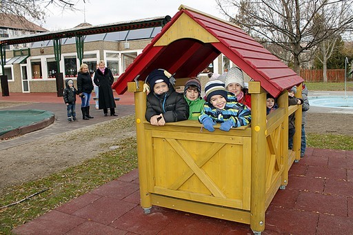 Több mint tíz újpesti óvoda kapott udvari játékokat | kép forrása: www.ujpest.hu